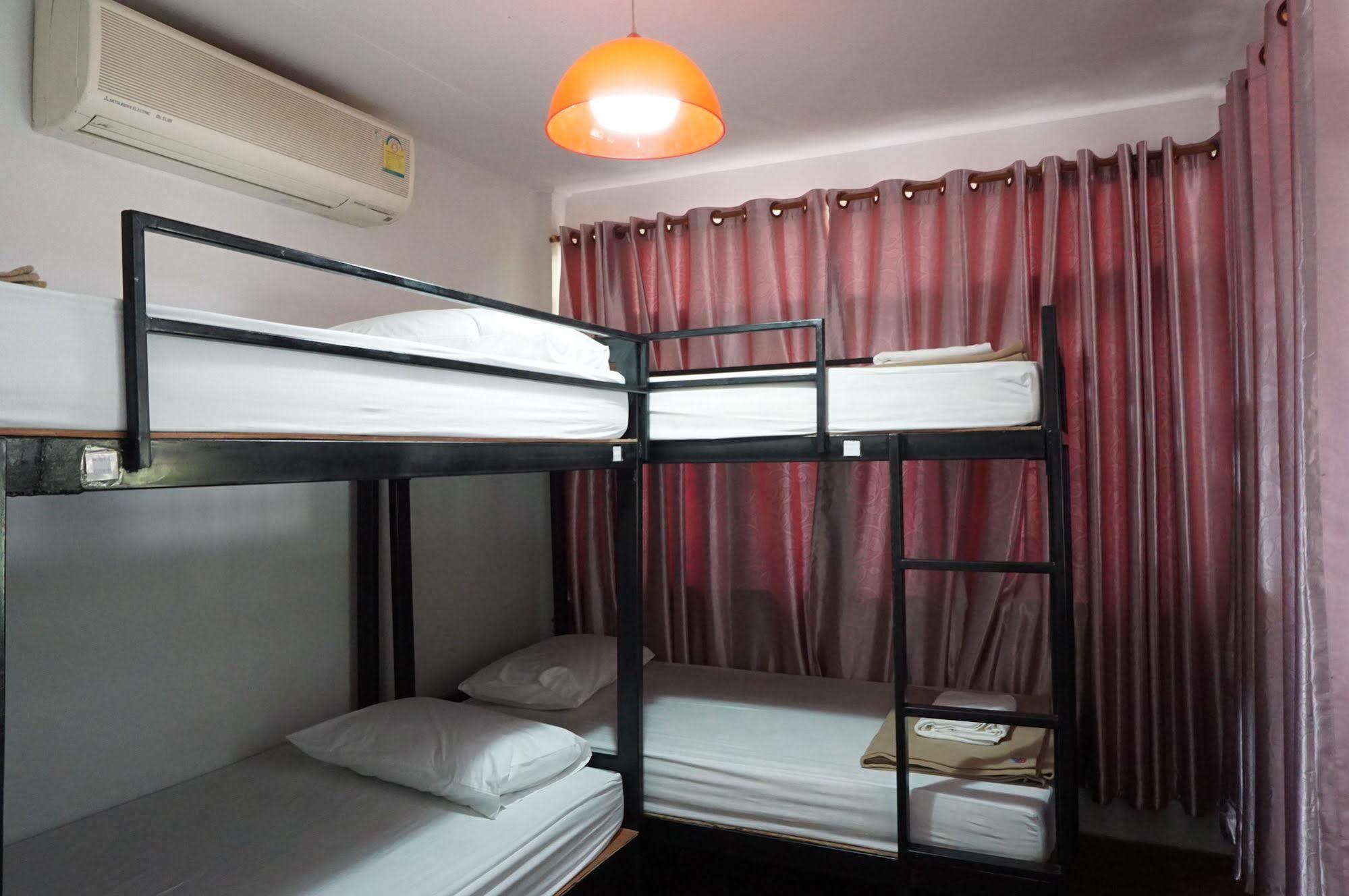 Baan Park Raak Backpacker Hostel Chiang Mai Bagian luar foto