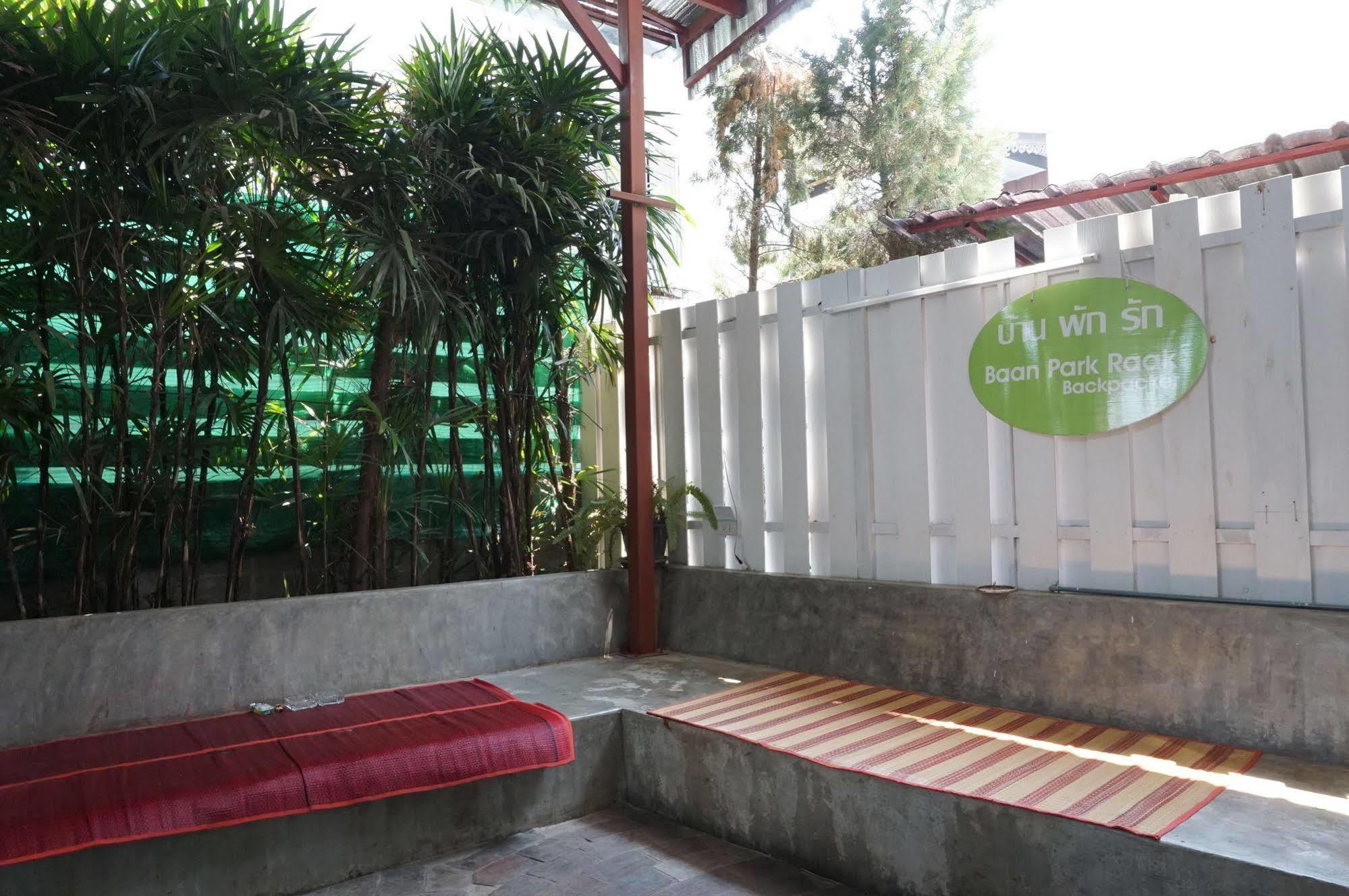 Baan Park Raak Backpacker Hostel Chiang Mai Bagian luar foto