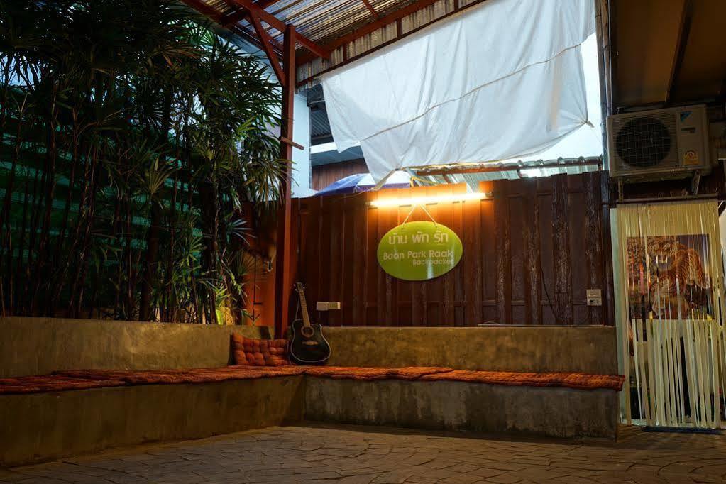 Baan Park Raak Backpacker Hostel Chiang Mai Bagian luar foto